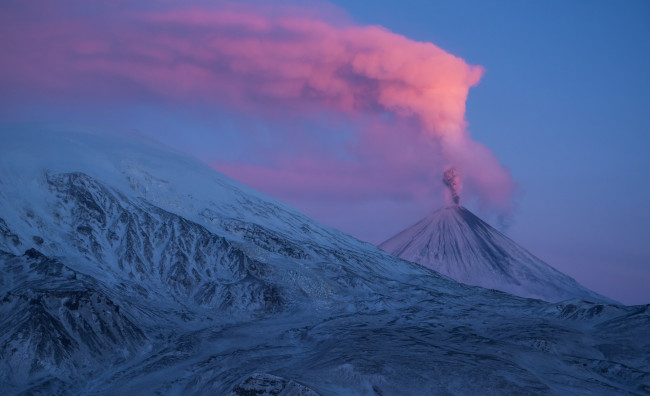 Обои картинки фото ключевская сопка,  камчатка,  россия, природа, горы, вулкан, дым, заря, снег