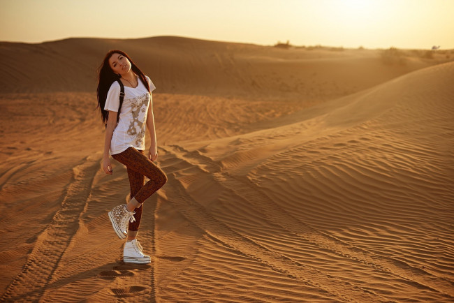 Обои картинки фото девушки, - брюнетки,  шатенки, пустыня, песок, брюнетка