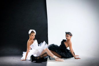 Картинка leanna+decker+and+rebecca+carter девушки leanna+decker костюмы балерины черная белая