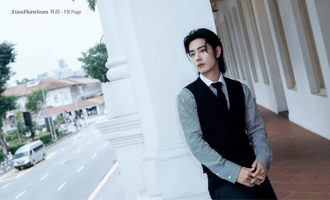 Обои картинки фото мужчины, xiao zhan, актер, рубашка, жилет, галстук, здание, улица