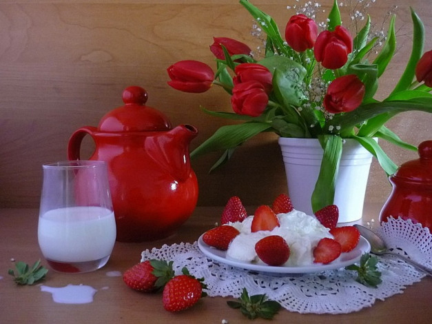 Обои картинки фото inna, korobova, сирень, клубнично, молочный, натюрморт, тюльпанами, еда