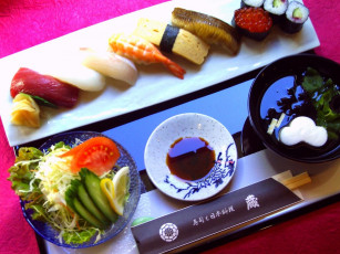 Картинка еда рыба морепродукты суши роллы соус палочки овощи