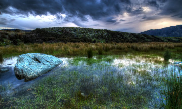 Картинка природа реки озера горы берег камень трава вода небо