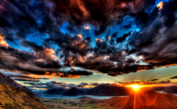 обоя природа, восходы, закаты, пейзаж, поля, вода, солнце, вечер, облака, тучи, горы, река