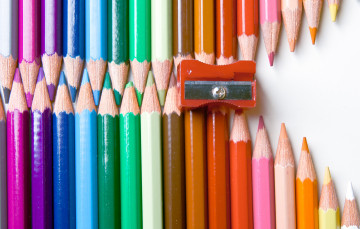 Картинка разное канцелярия книги карандаши цветные радуга спектр цвета цветовая гамма точилка