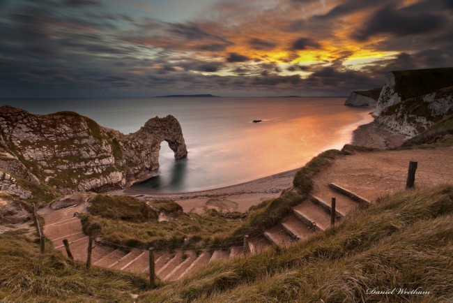 Обои картинки фото природа, побережье, тучи, лестница, арка, скалы, океан
