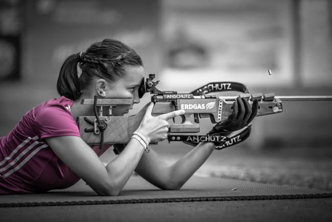 Обои картинки фото девушки, -unsort , девушки с оружием, девушка, стрельба, боке, pink, sniper