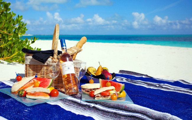 Обои картинки фото еда, разное, пикник, пляж, вино, закуски, томаты, помидоры