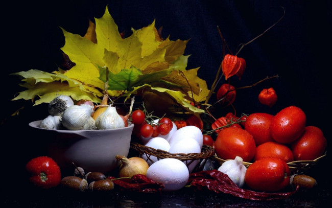 Обои картинки фото еда, разное, помидоры, яйца, чеснок, листья, томаты
