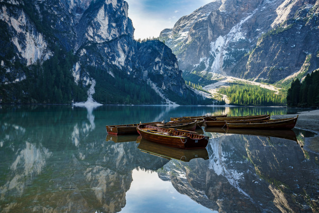 Обои картинки фото корабли, лодки,  шлюпки, лодка, горы, италия, озеро, доломитовые, альпы
