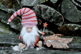 Картинка праздничные фигурки лист снег гномик