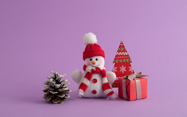 Обои картинки фото праздничные, снеговики, шишка, подарок, снеговик