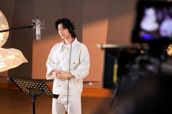 Картинка мужчины xiao+zhan актер костюм наушники микрофон студия