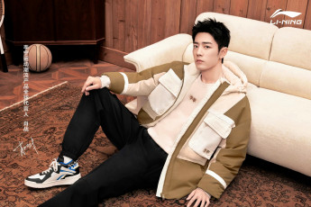 Картинка мужчины xiao+zhan актер куртка кроссовки диван мяч ковер