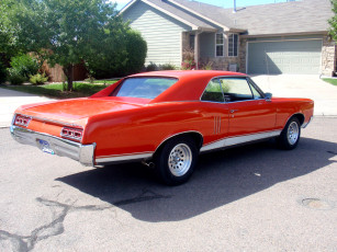 обоя pontiac gto 1966, автомобили, выставки и уличные фото, pontiac, gto, 1966, red, rear, красный, дом, парковка