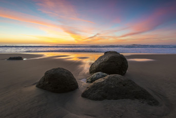 Картинка природа восходы закаты океан заря горизонт валуны пляж