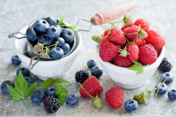 обоя еда, фрукты,  ягоды, малина, черника, голубика, ежевика, ягоды, креманки, листья