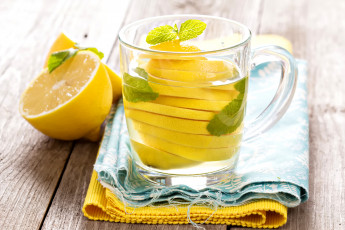 Картинка еда напитки листья стол салфетки цитрус дольки лимоны вода стакан
