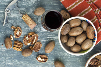 Картинка еда орехи +каштаны +какао-бобы штопор вино