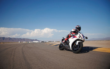 Картинка honda+cbr+1000+rr+2012 мотоциклы honda белый закладывает тест едет мотоциклист трэк