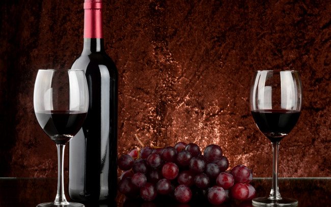 Обои картинки фото еда, напитки,  вино, вино, бутылка, бокалы, красное, виноград, гроздь