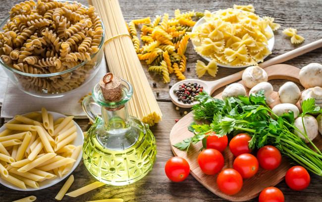 Обои картинки фото еда, разное, шампиньоны, зелень, масло, графин, перец, макароны, грибы, лопатка, стол, томаты, помидоры