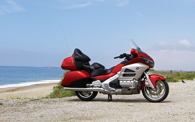 Обои картинки фото honda goldwing 2012, мотоциклы, honda, хонда, золотокрылая, красная, природа, океан, пляж