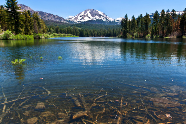 Обои картинки фото manzanita lake lassen volcanic national park сша, природа, реки, озера, парк, озеро, лес, сша, lassen, volcanic, lake, manzanita