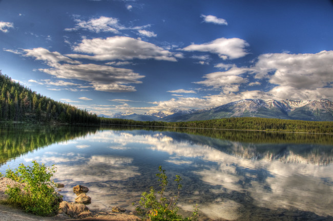 Обои картинки фото природа, реки, озера, jasper, lake, pyramid, canada, лес, озеро, горы
