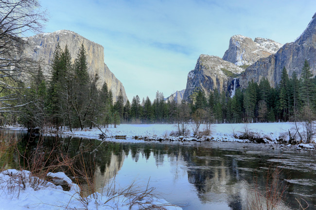Обои картинки фото природа, реки, озера, снег, река, лес, скалы, горы