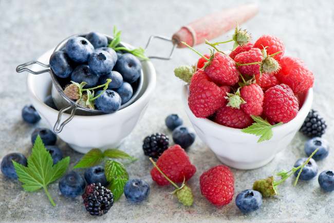 Обои картинки фото еда, фрукты,  ягоды, малина, черника, голубика, ежевика, ягоды, креманки, листья