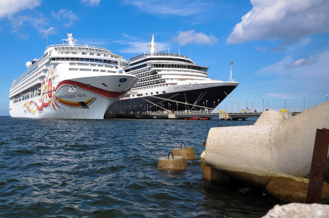 Обои картинки фото norwegian sun  queen victoria, корабли, лайнеры, круиз, лайнер, причал, порт