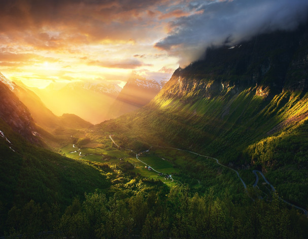 Обои картинки фото природа, восходы, закаты, долина, небо, гейрангер-фьорд, горы, свет, солнце, норвегия
