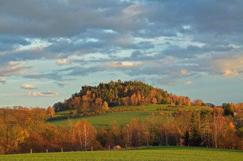 Картинка природа поля холм осень небо облака деревья