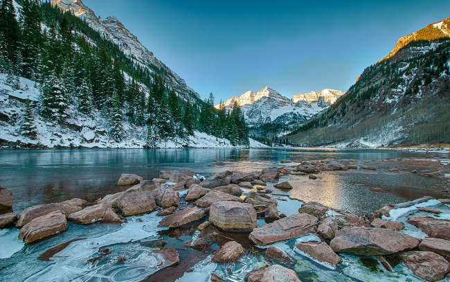 Обои картинки фото природа, реки, озера, лед, деревья, снег, камни, озеро, горы