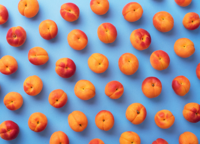 Обои картинки фото еда, персики,  сливы,  абрикосы, абрикос, фон, абрикосы, тени, нектарин