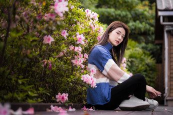 Картинка девушки -+азиатки азиатка цветущие кусты поза