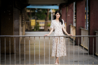 Картинка девушки -+азиатки платье ограждение дома