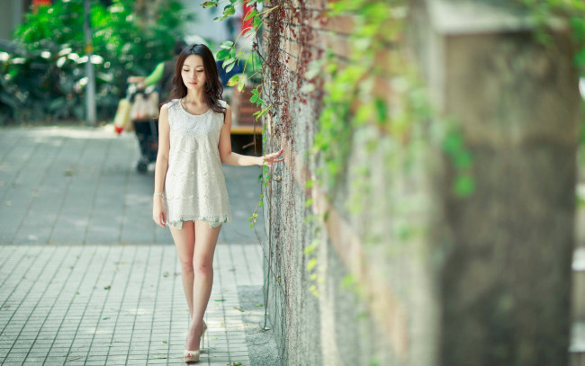 Обои картинки фото девушки, - азиатки, платье, стена