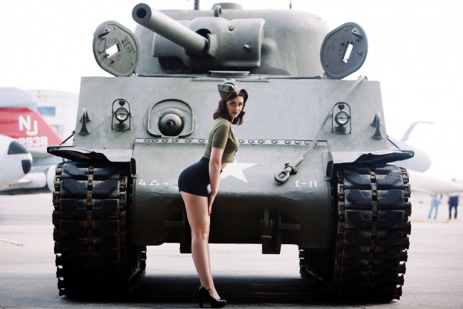 Обои картинки фото девушки, - брюнетки,  шатенки, танк, брюнетка, юбка, мини