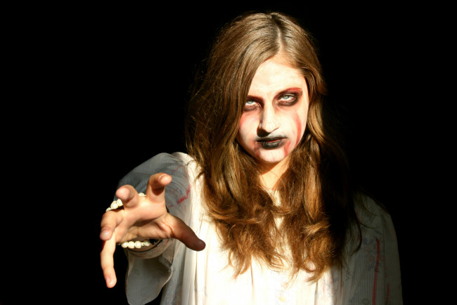 Обои картинки фото девушки, - креатив,  косплей, зомби, костюм