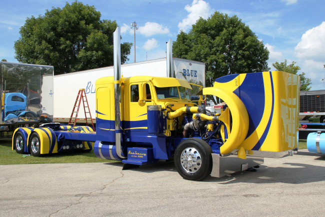 Обои картинки фото 2013 peterbilt truck, автомобили, peterbilt, классические, грузовики, motors, сша, седельные, тягачи, company