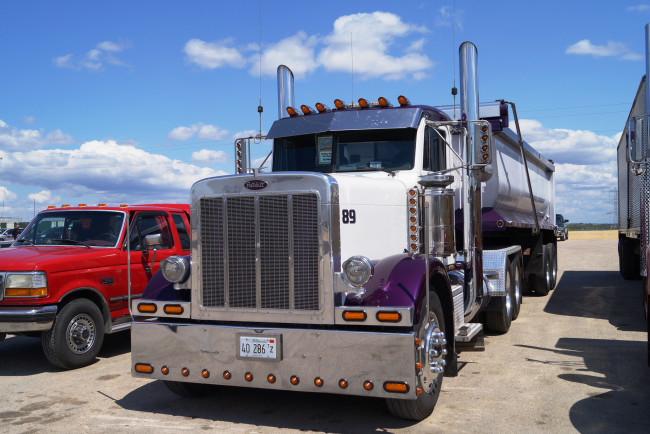 Обои картинки фото peterbilt truck, автомобили, peterbilt, седельные, грузовики, классические, тягачи, сша, company, motors