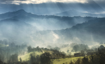 Картинка природа пейзажи дом поля лучи италия горы холмы облака