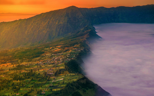 Обои картинки фото природа, пейзажи, деревня, дома, зарево, туман, остров, Ява, гора, бромо, индонезия