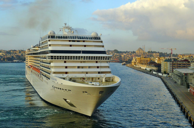 Обои картинки фото msc magnifica in istanbul, корабли, лайнеры, лайнер, круиз