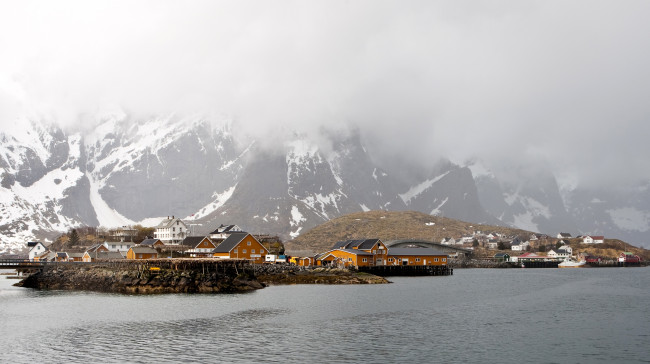 Обои картинки фото города, - пейзажи, lofoten, снег, горы, зима, туман, дома, побережье, море, норвегия