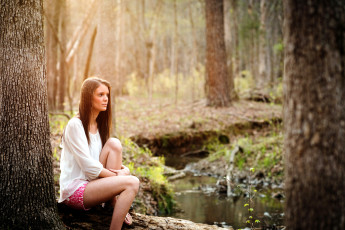 Картинка девушки -+брюнетки +шатенки шатенка свитер шорты лес ручей
