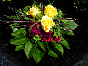 Картинка цветы букеты композиции розы желтые листья