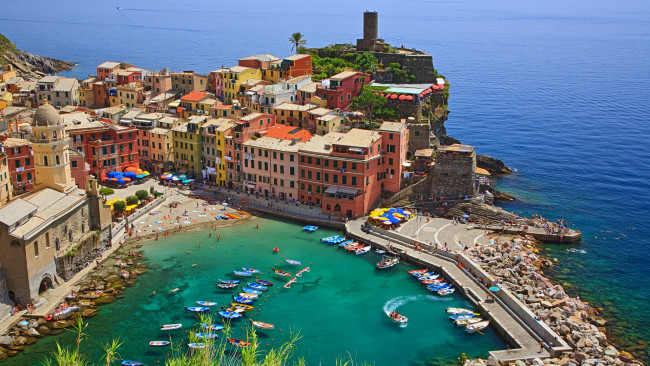 Обои картинки фото vernazza, cinque, terre, italy, города, амальфийское, лигурийское, побережье, италия, здания, море, лодки, лагуна